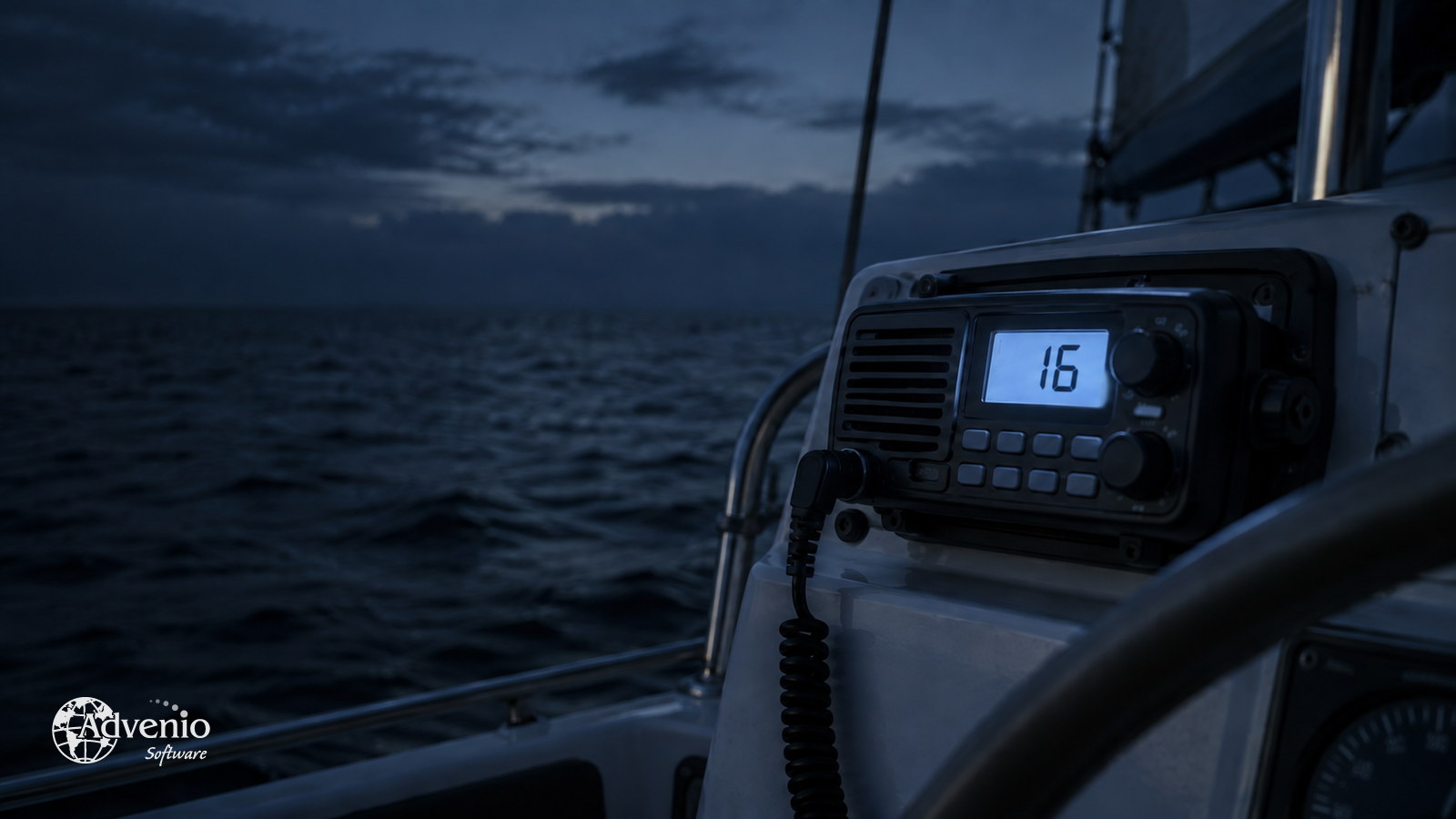 Radio VHF marina sintonizada en el canal 16 en el puesto de gobierno de un velero al atardecer